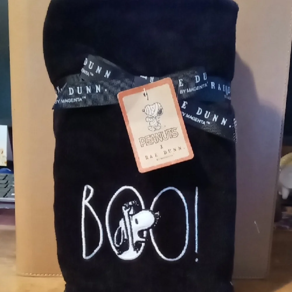 Rae Dunn Black Snoopy 'Boo!' Hand Towels